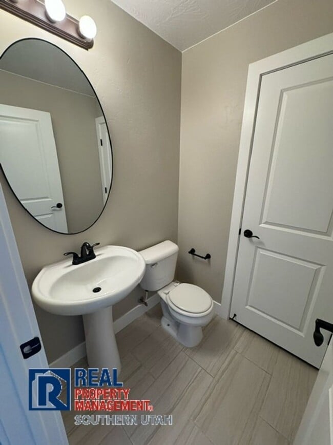 Building Photo - Desert Hills Townhome