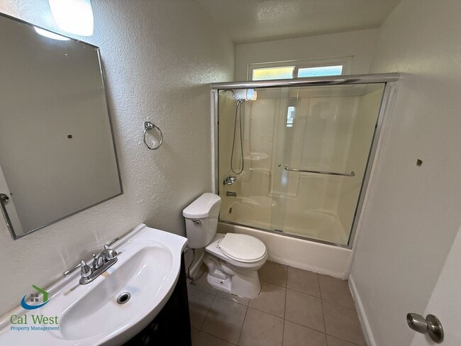 Building Photo - $2995.00 Spacious 3 Bed / 2 Bath Cottage i...