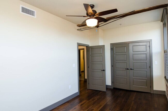 Building Photo - C Street Loft Available Mid August