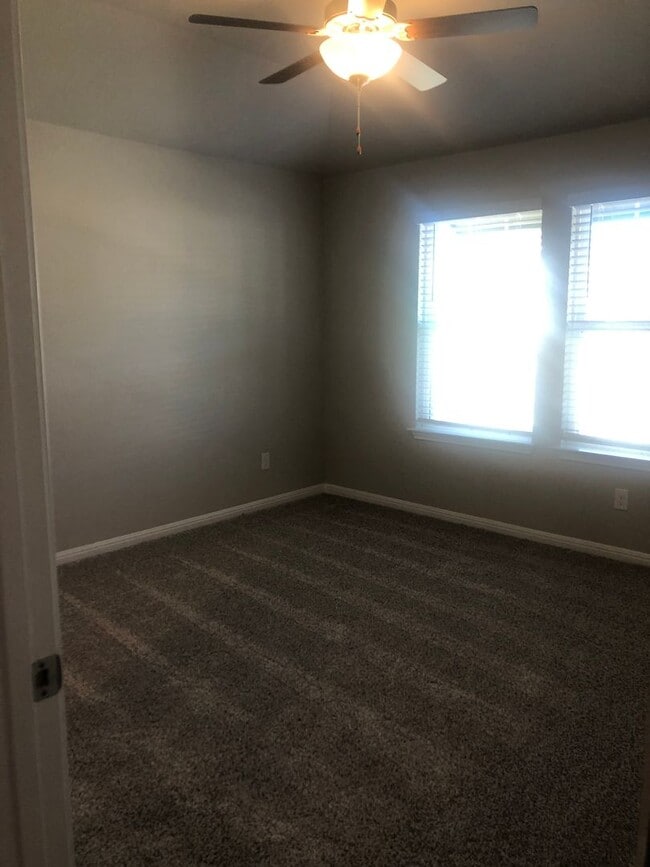 Building Photo - -=Available April 2026=-  4BR/2BA w/ Fenced Yard + Covered Parking in Hutto, TX