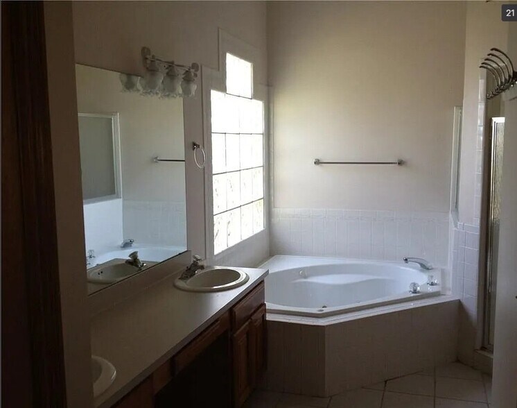Building Photo - 2770 Torrey Pines