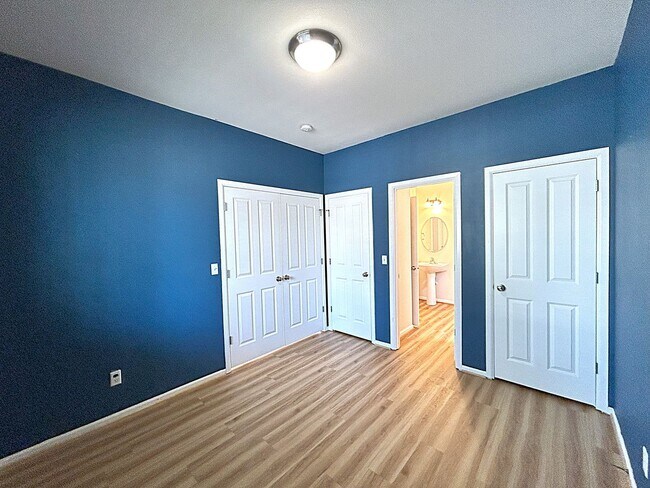 Building Photo - Beautifully appointed 4-Bedroom 2-bathroom...
