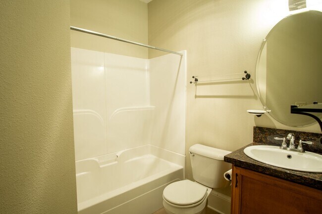 Building Photo - Gorgeous Top-Floor One-Bed with Amazing Balcony Space!