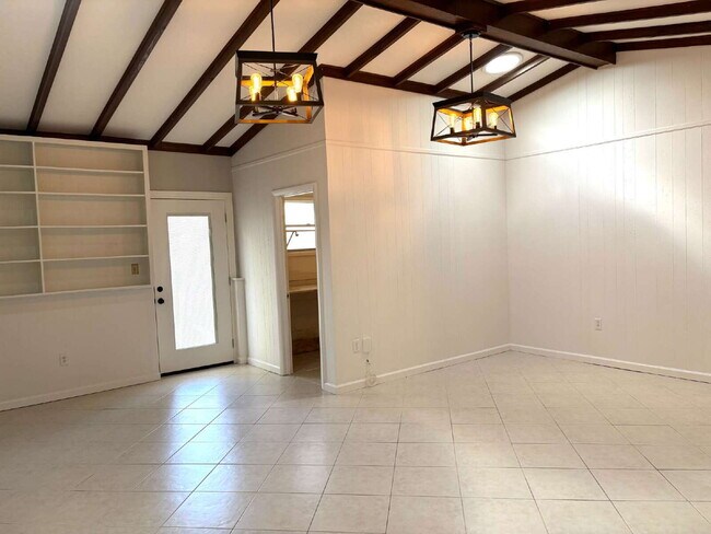 Building Photo - "Coastal Comfort Awaits: Spacious 4-Bed, 3-Bath Home in Fort Walton Beach Haven"