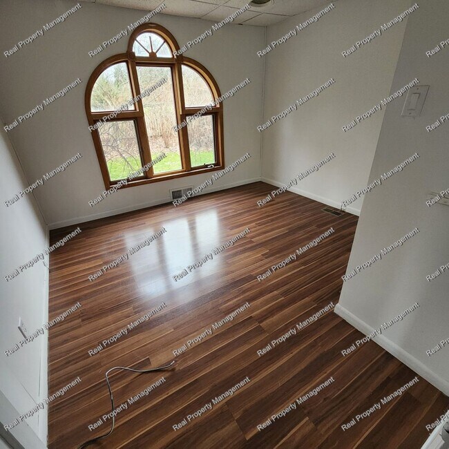 Building Photo - Three Bedroom With Oversized Garage