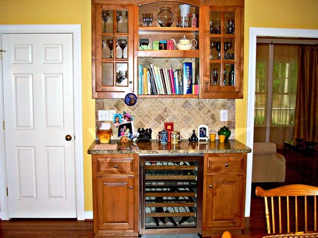 Building Photo - 3-4 BR / 2.5 BA Lovely Two-Story in The Highlands