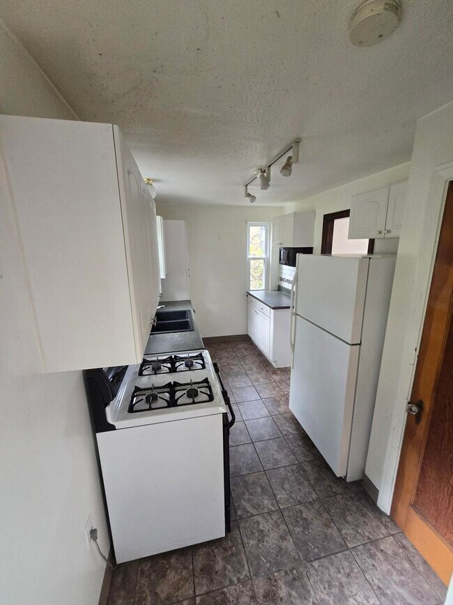 Building Photo - Welcome to this charming 3-bedroom, 1-bath...