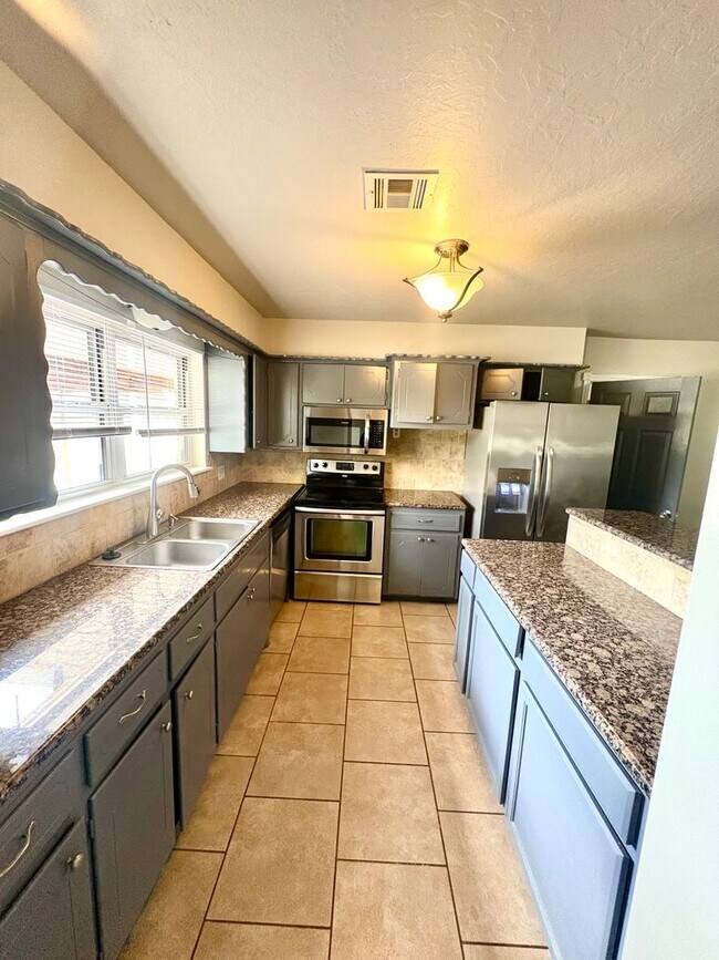 Building Photo - Spacious 4 Bedroom, 2 Bathroom Home with L...