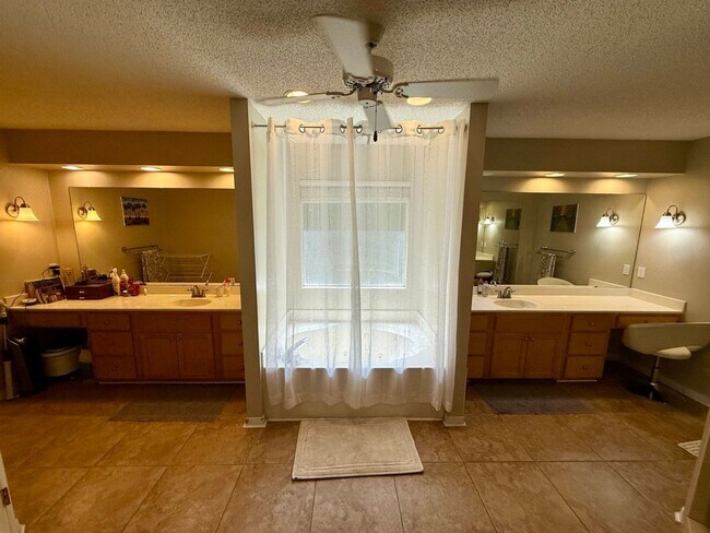 Building Photo - Stunning Bluewater Bay Home in Parkwood Estates!