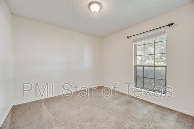 Building Photo - 2130 Teakwood Ln