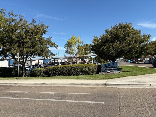 Building Photo - 4 bedroom 3 bathroom home with bedroom and...