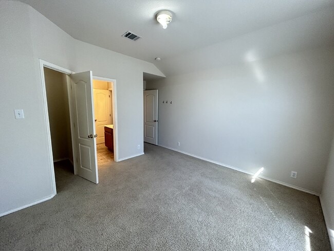 Building Photo - 5 Bedrooms house at Roger Ranch ready to m...