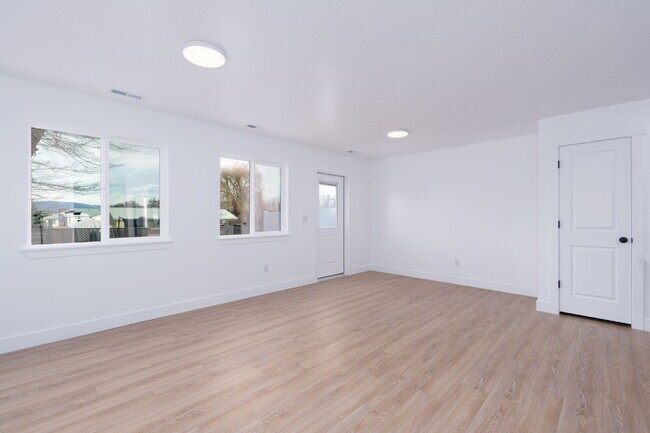 Building Photo - Spacious Vernal Home in Desirable Location