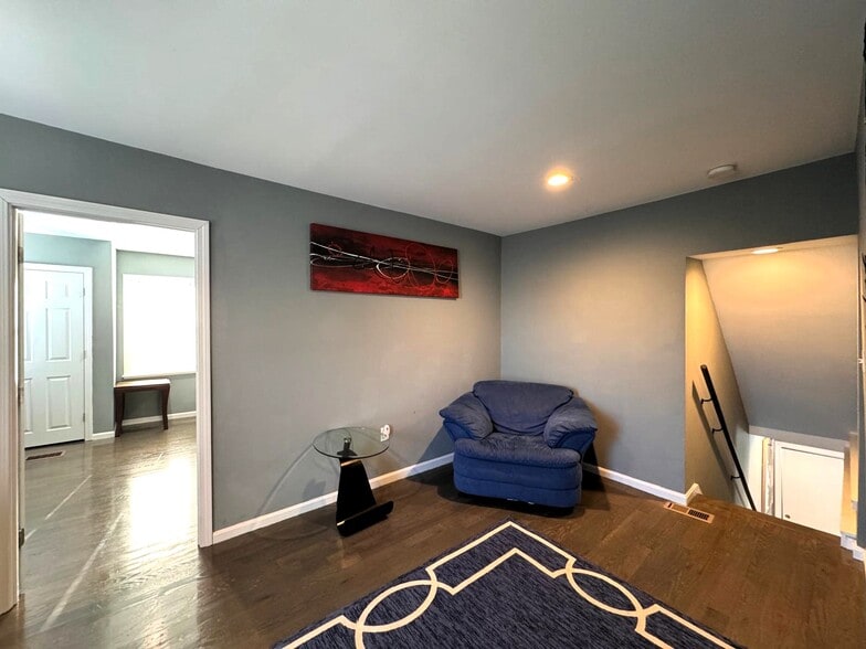 Building Photo - 60 Cedar St