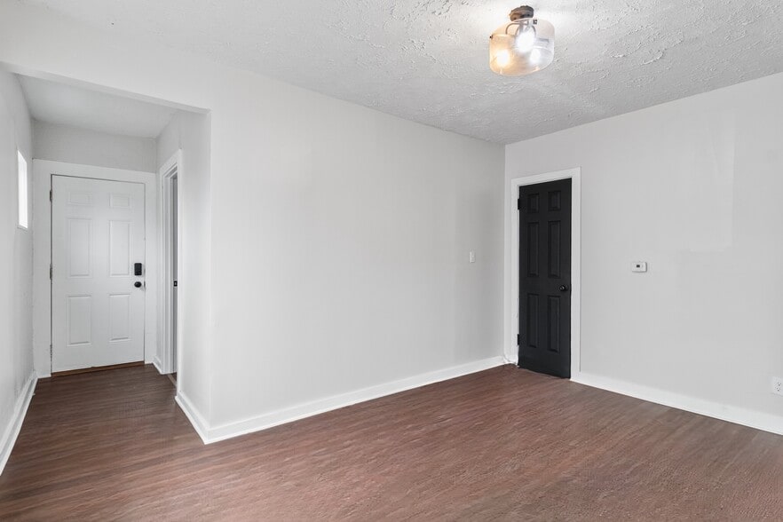 Building Photo - 3312 E 9th St