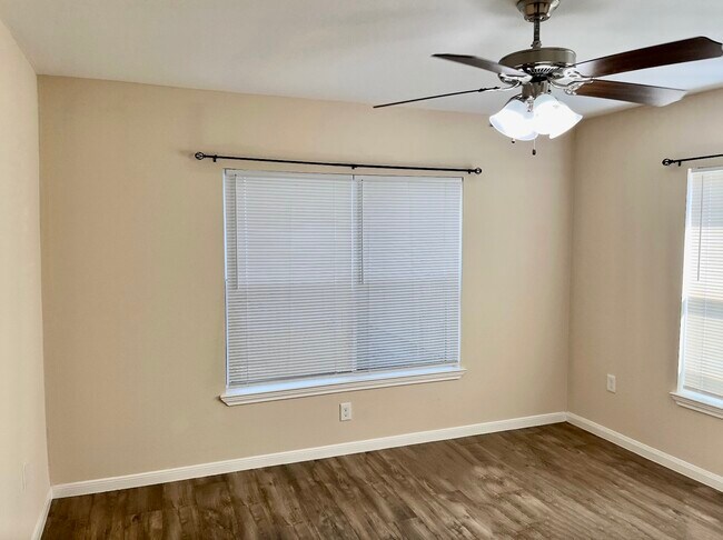 Building Photo - 104 N Eastwood St