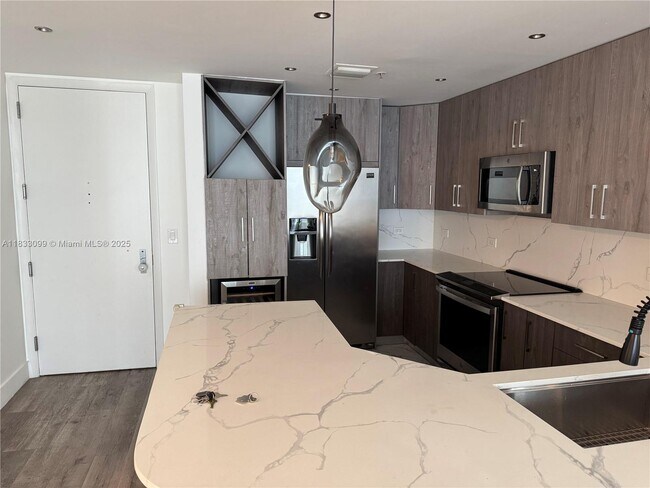 Primary Photo - 801 Brickell Key Blvd