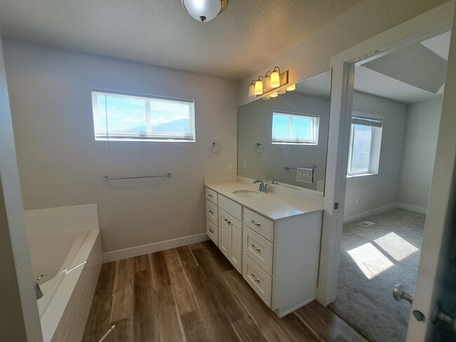 Building Photo - 998 N 20 E