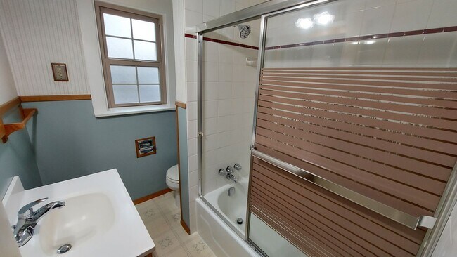 Building Photo - Classic North Everett 2 bed 1 bath home w/...