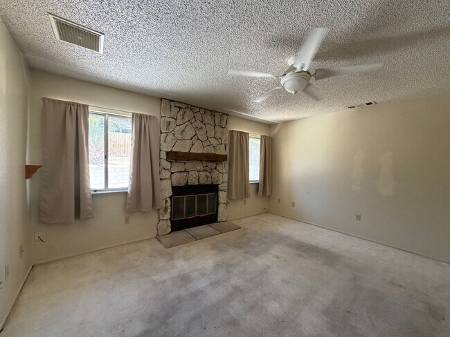 Building Photo - 3 Bedroom 2 Bathroom House with 2 Car Garage Located in Lenwood