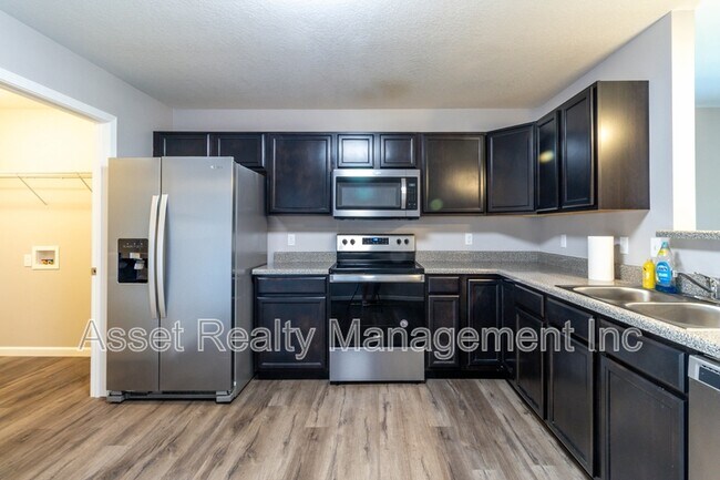 Building Photo - 524 Midlake Dr NE