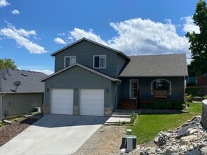 Building Photo - Sunny and spacious 3 bed, 2.5 bath house with living and family room, with huge back yard!