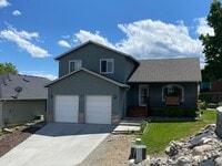 Building Photo - Sunny and spacious 3 bed, 2.5 bath house with living and family room, with huge back yard!