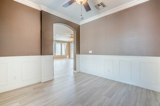 Building Photo - 2407 W Fawn Dr
