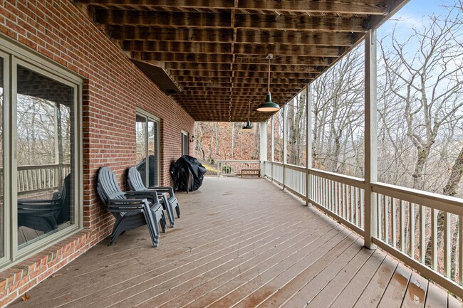 Building Photo - Rent Special! See Description! Spacious Ho...