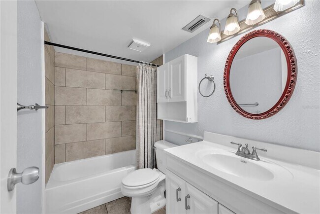 Building Photo - 801 Russell Ln