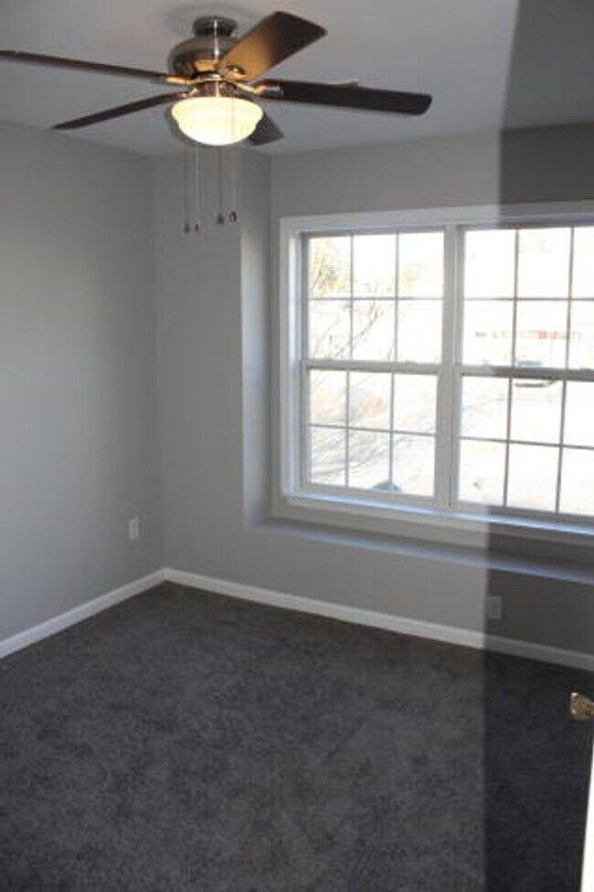 Building Photo - Waterfront Townhome