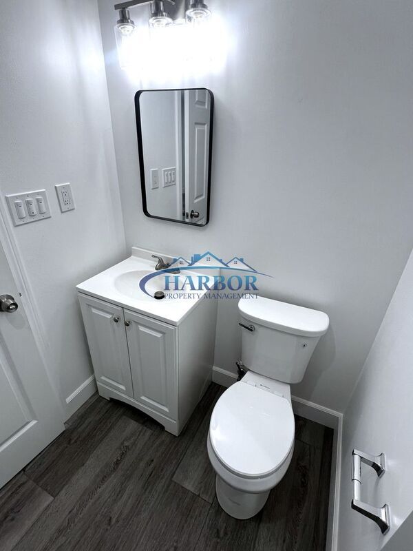 Building Photo - 2332 Cedar Ave