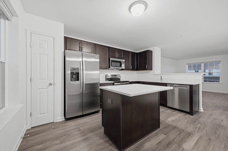 Building Photo - 1250 E 7th St