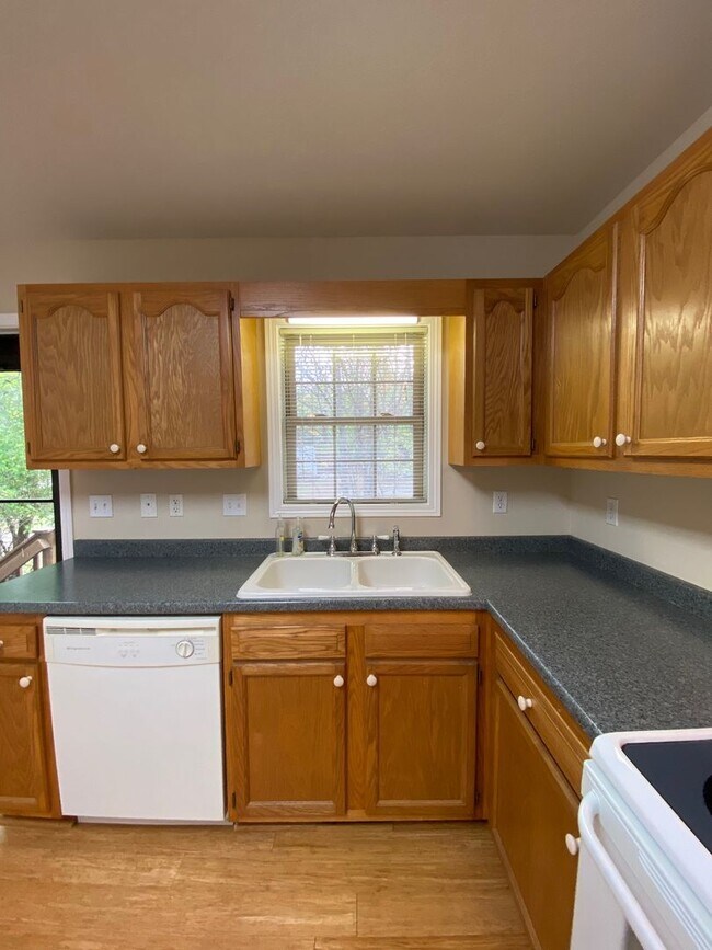 Building Photo - North AVL - Spacious 2/2 Apartment