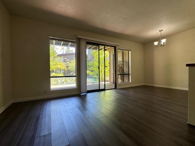 Building Photo - 2422 Larkspur Ln