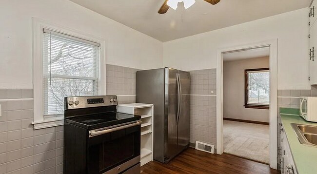 Building Photo - Terrific two bedroom home in Rock Island!