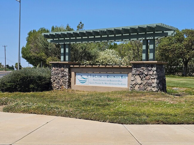 Building Photo - DREAMY 5 Bed/3 Bath OASIS - Discovery Bay