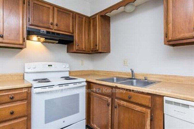 Building Photo - 3736 Camelot Dr
