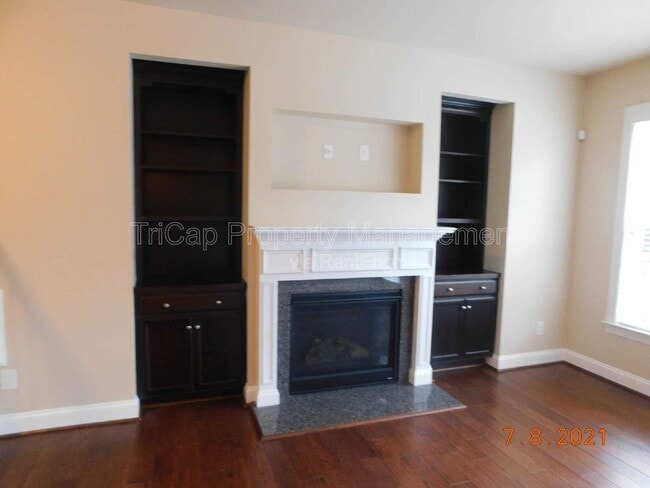 Building Photo - 8030 Upper Lake Dr