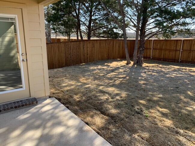 Building Photo - 402 Goliad St