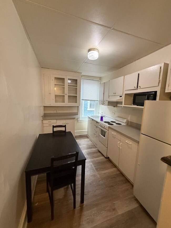 Building Photo - Studio Apartment Available Now