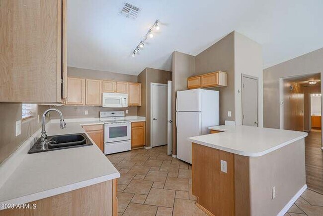 Building Photo - GREAT 3 bed, 2 bath home
