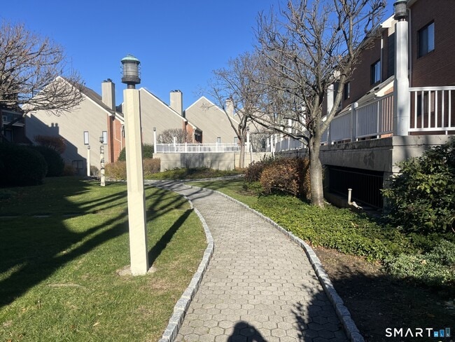 Building Photo - 9 River Rd