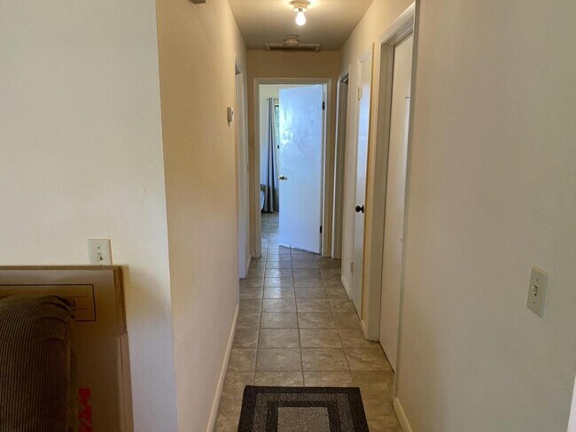 Building Photo - 493 N Sams Point