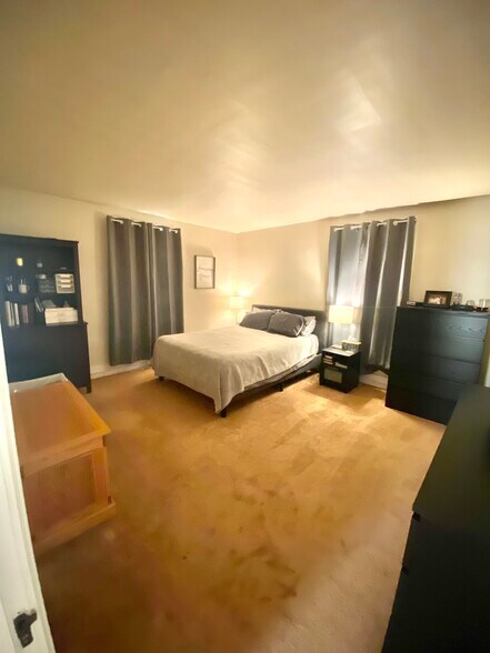 Building Photo - 329 E Grandview Ave