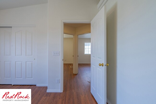 Building Photo - Remodeled 3 Bedroom Townhome with Great Vi...