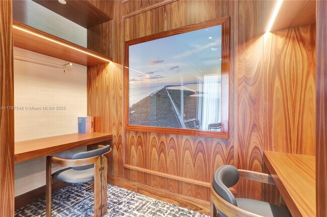 Building Photo - 2655 S Bayshore Dr