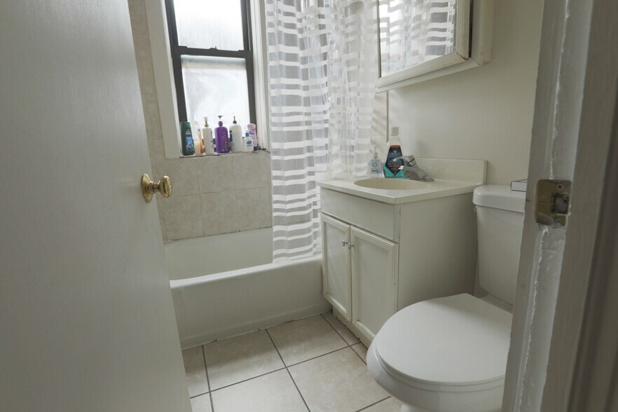 Building Photo - 814 W Cornelia Ave