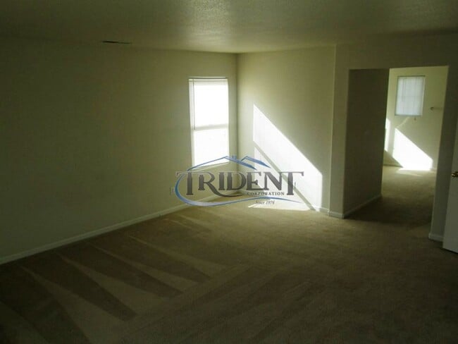 Building Photo - 3bedroom 2 .5 bath near schools and parks