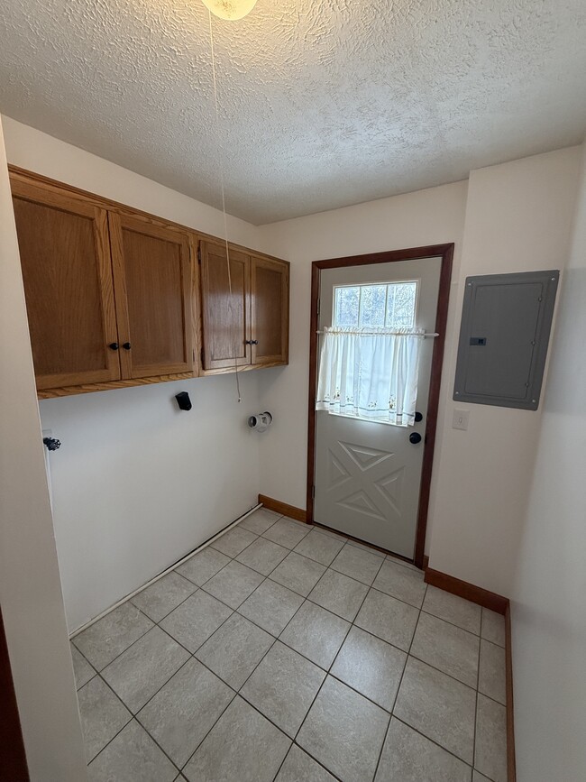 Building Photo - 1718 Syracuse Dr